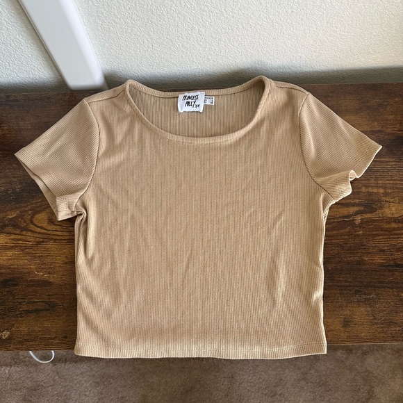The Classic Cropped Tee Beige - Picture 2 of 3